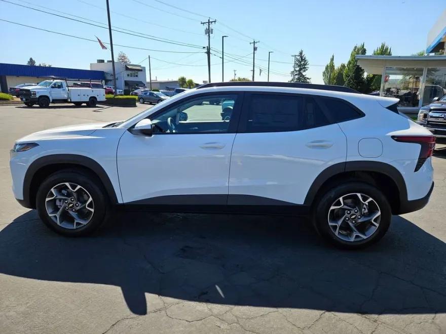 2025 Chevrolet Trax LT photo 1
