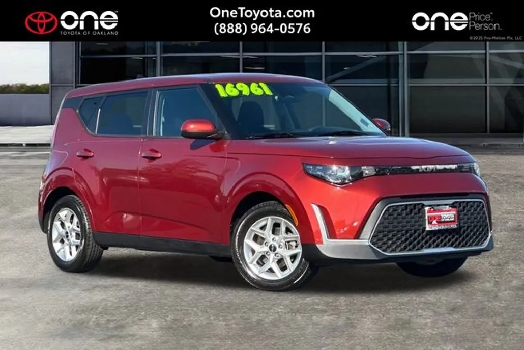 2023 Kia Soul LX photo 1