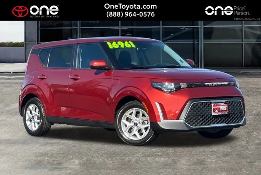 2023 Kia Soul LX photo 1