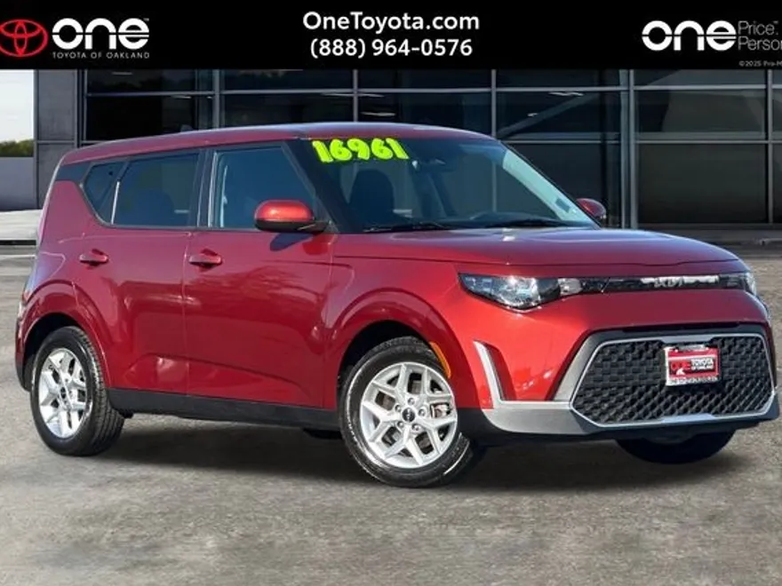 2023 Kia Soul LX photo 1