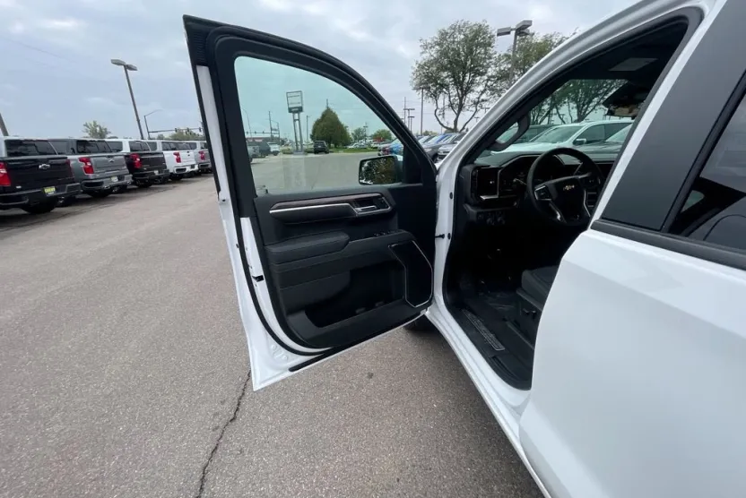 2026 Chevrolet Silverado 1500 LT photo 1