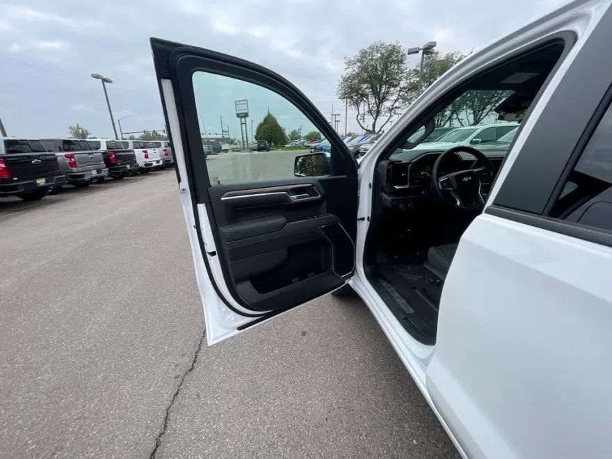 2026 Chevrolet Silverado 1500 LT photo 1