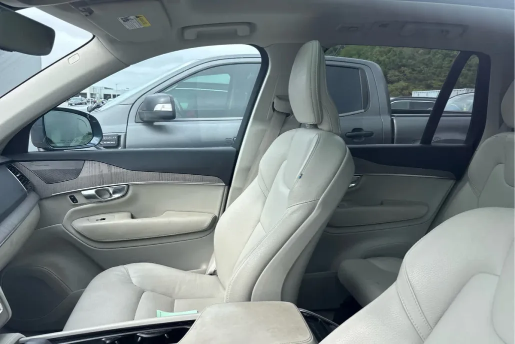 2024 Volvo XC90 Plus photo 1