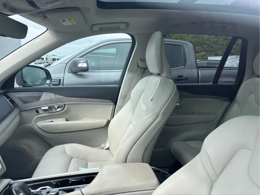 2024 Volvo XC90 Plus photo 1