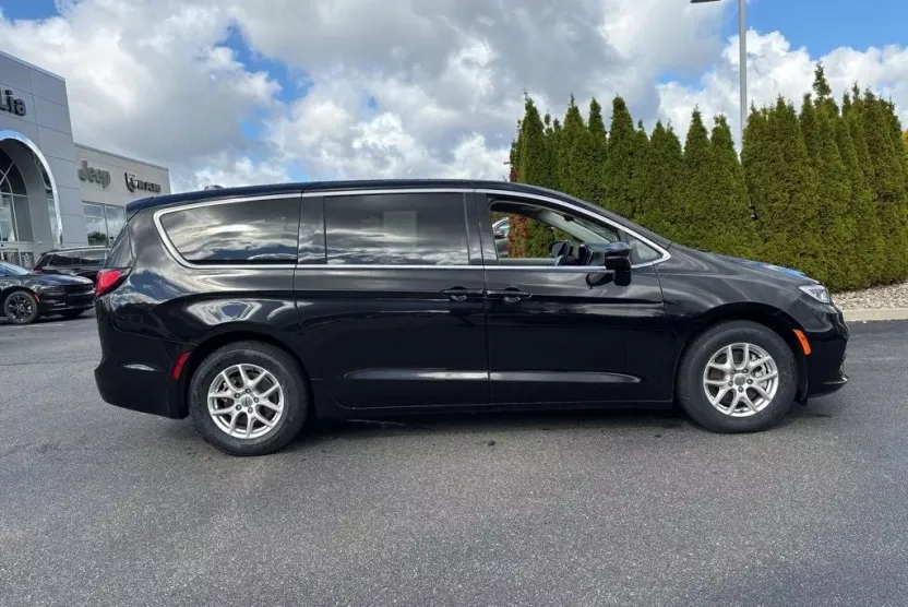 2024 Chrysler Pacifica Touring L photo 1