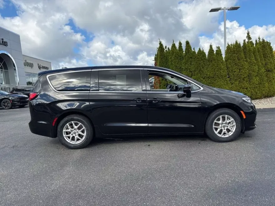 2024 Chrysler Pacifica Touring L photo 1