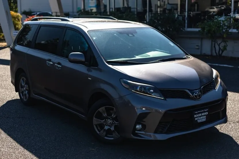 2020 Toyota Sienna SE Premium photo 1