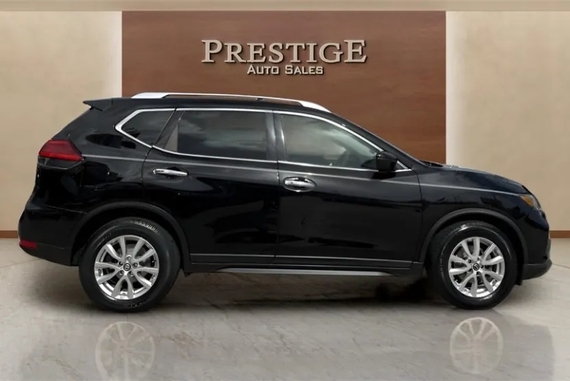 2017 Nissan Rogue SV photo 1