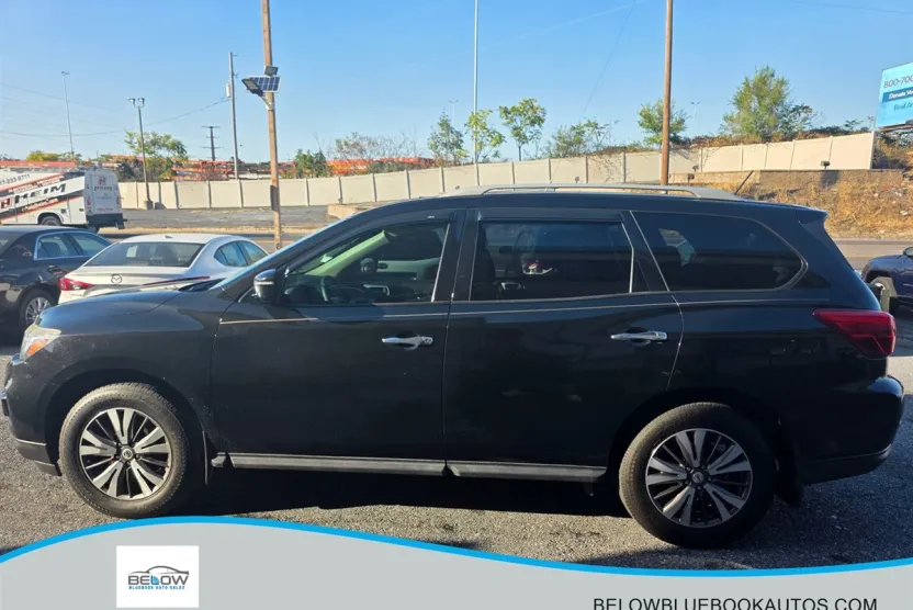 2017 Nissan Pathfinder S photo 1