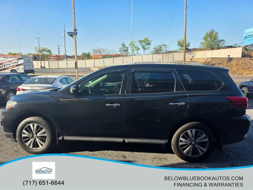 2017 Nissan Pathfinder S photo 1