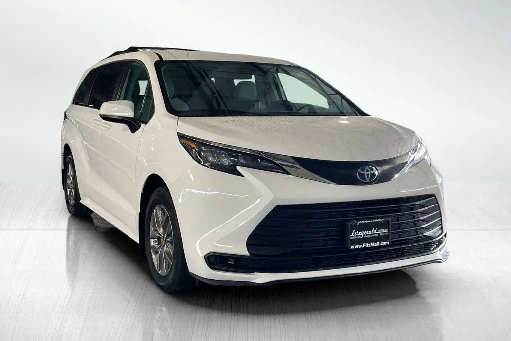 2024 Toyota Sienna LE photo 1