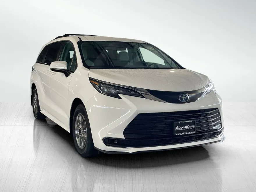 2024 Toyota Sienna LE photo 1