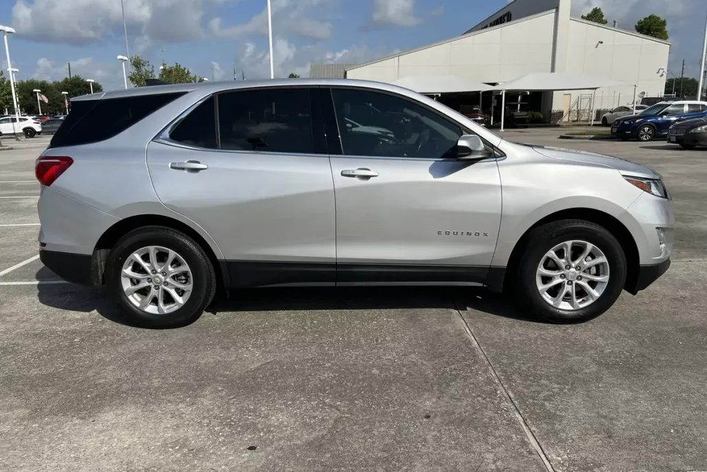 2020 Chevrolet Equinox LT photo 1