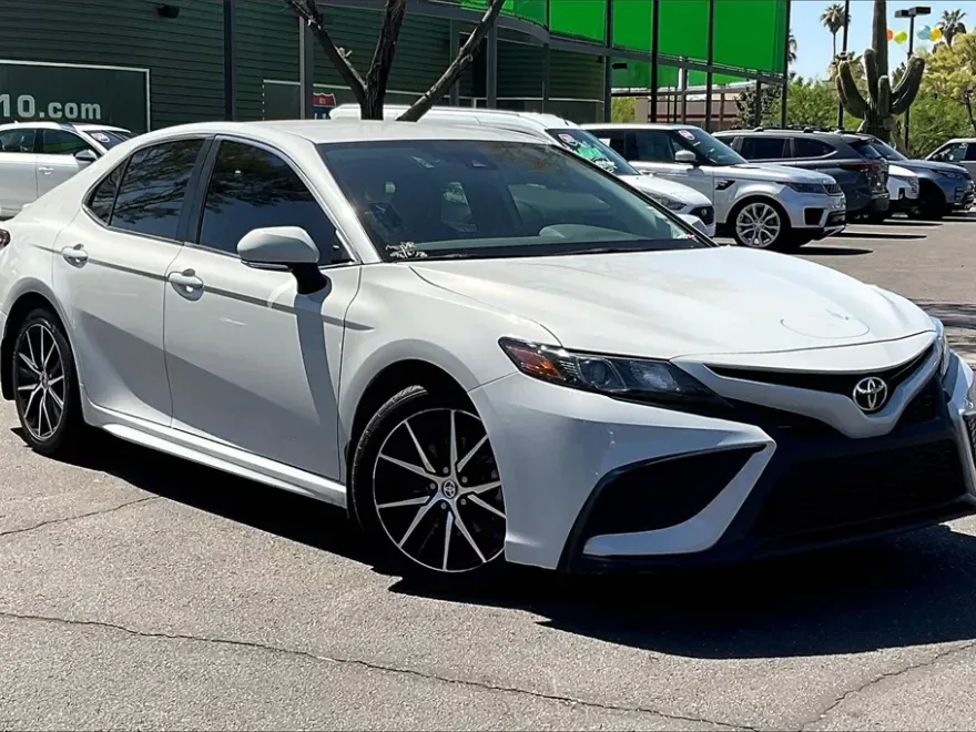 2022 Toyota Camry SE photo 1