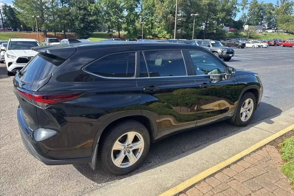 2024 Toyota Highlander LE photo 1
