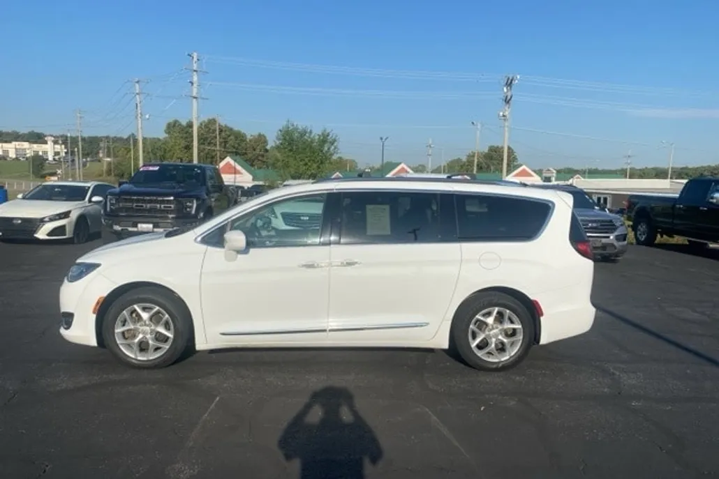 2017 Chrysler Pacifica Touring Plus photo 1