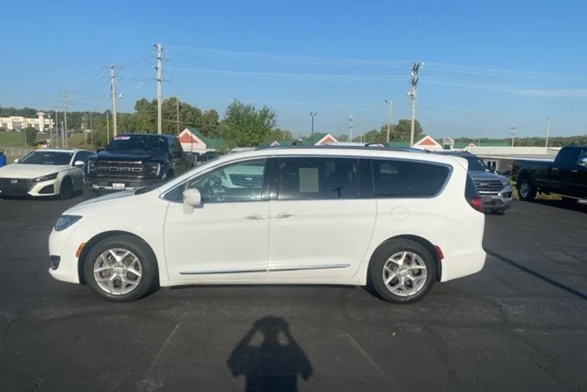 2017 Chrysler Pacifica Touring Plus photo 1