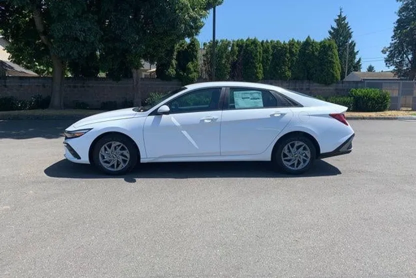 2025 Hyundai Elantra Blue SEL Sport photo 1