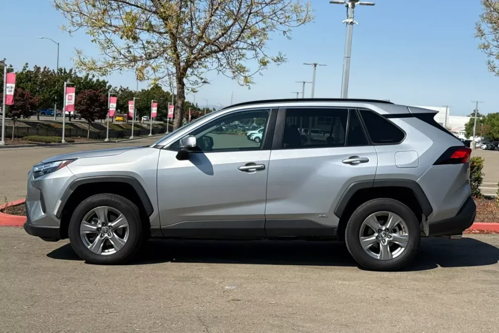 2024 Toyota RAV4 Hybrid XLE photo 1