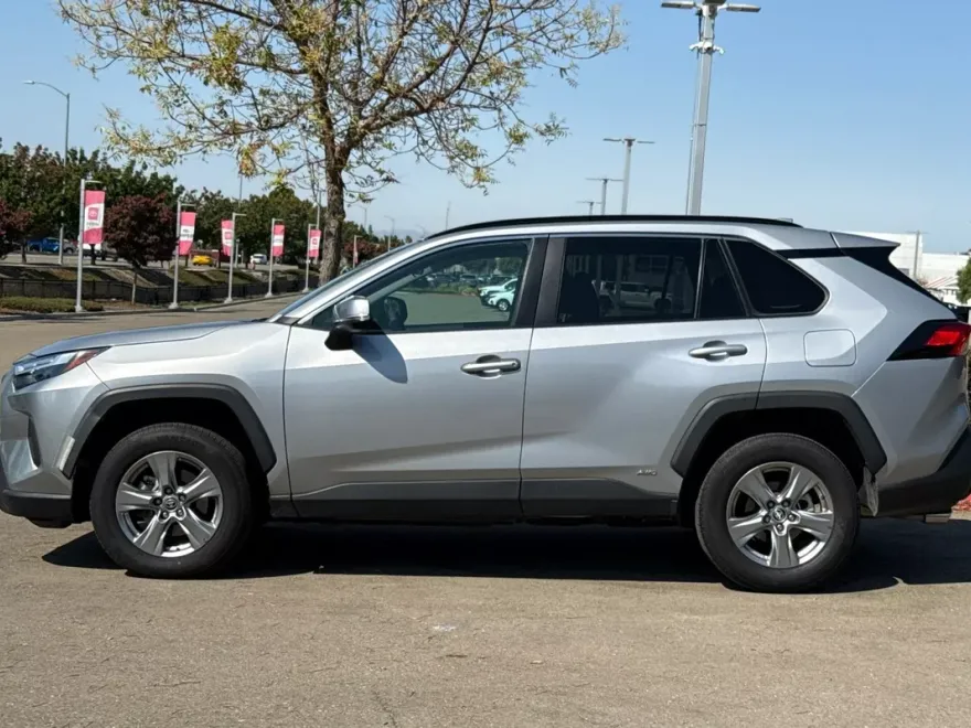 2024 Toyota RAV4 Hybrid XLE photo 1