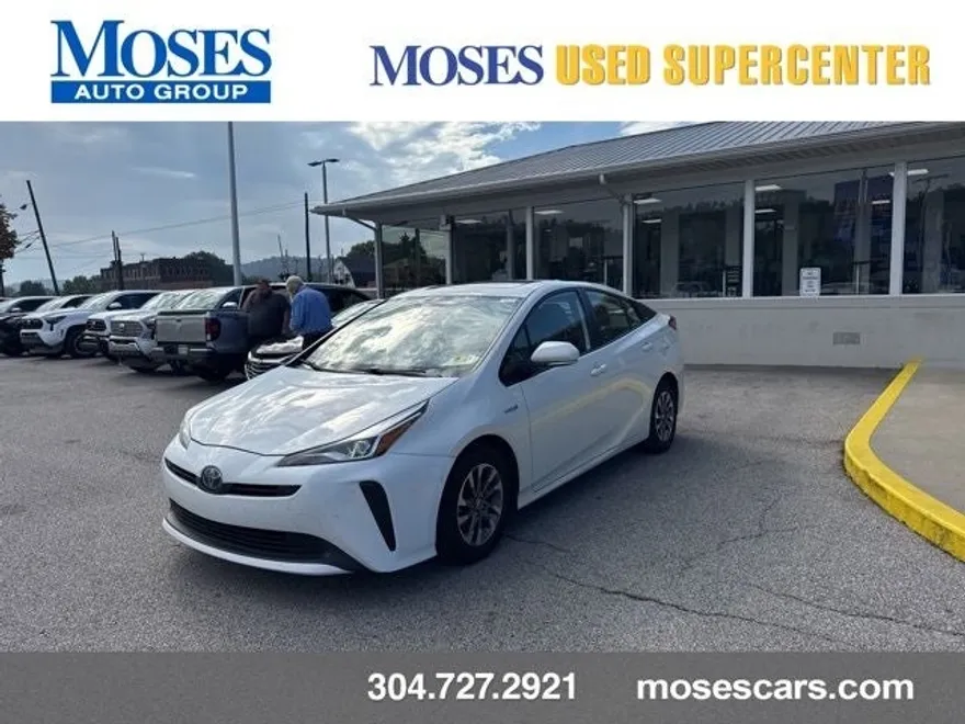 2019 Toyota Prius L photo 1
