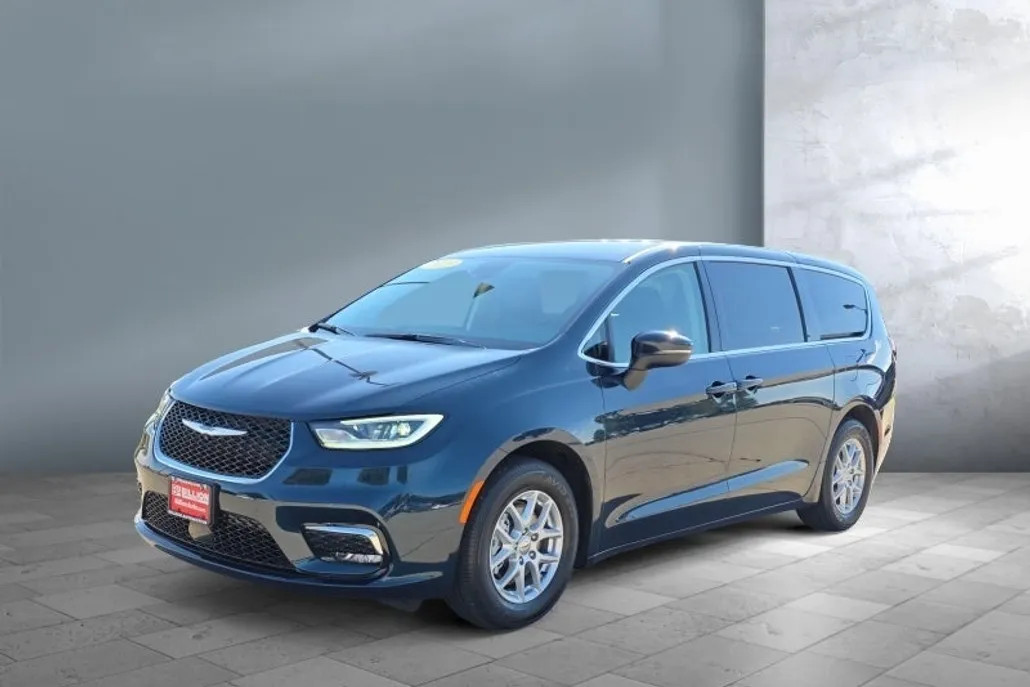 2023 Chrysler Pacifica Touring L photo 1