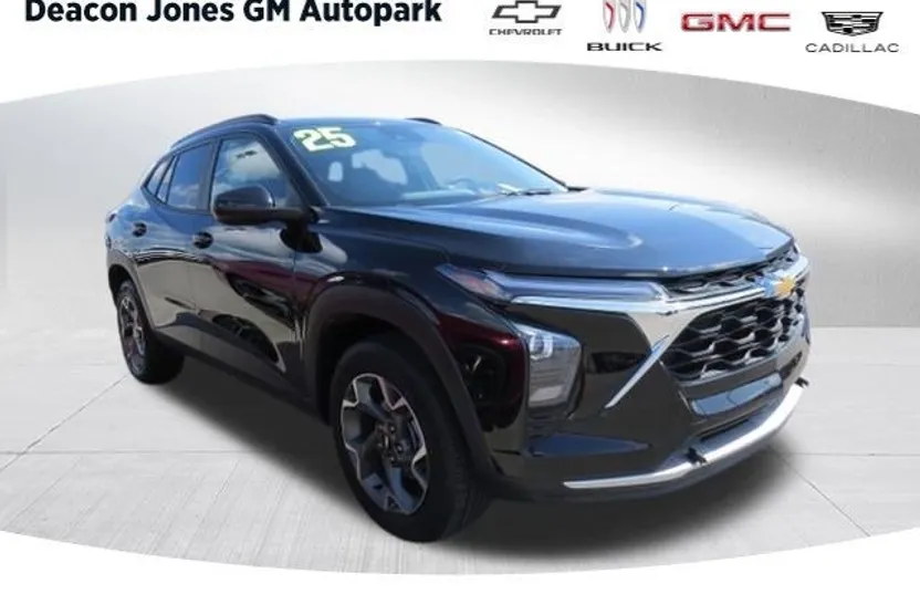 2025 Chevrolet Trax LT photo 1