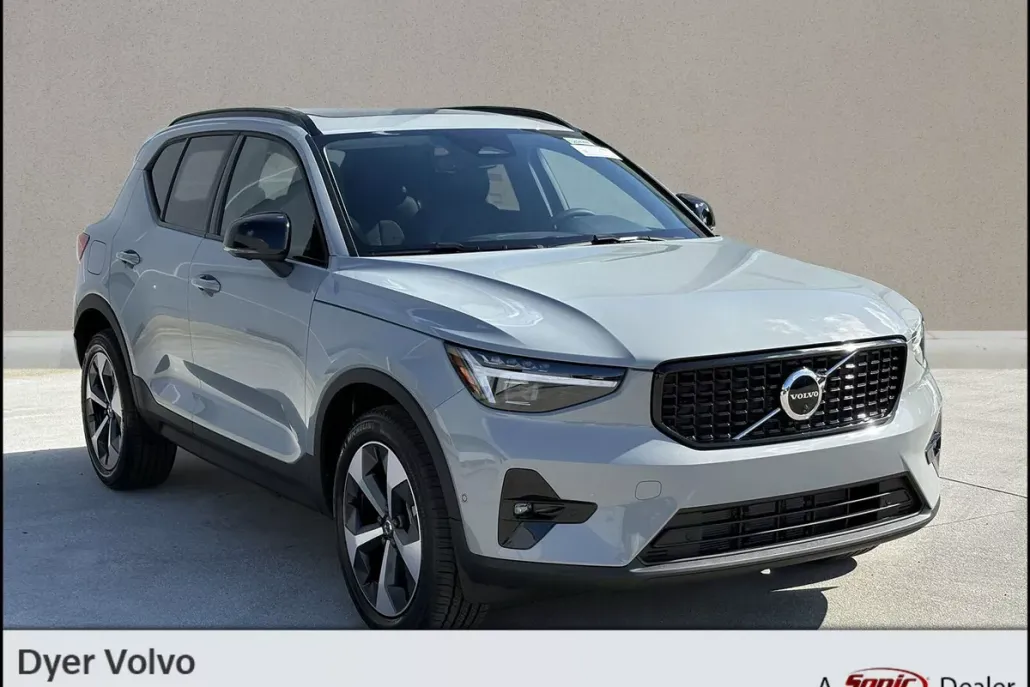 2026 Volvo XC40 Plus photo 1