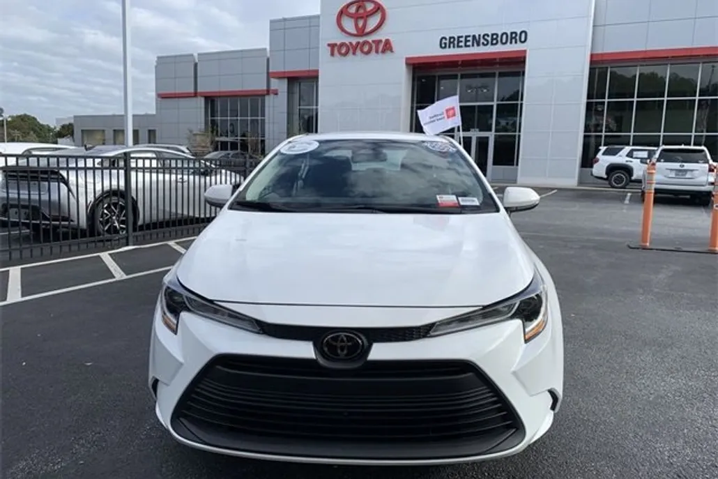 2023 Toyota Corolla LE photo 1