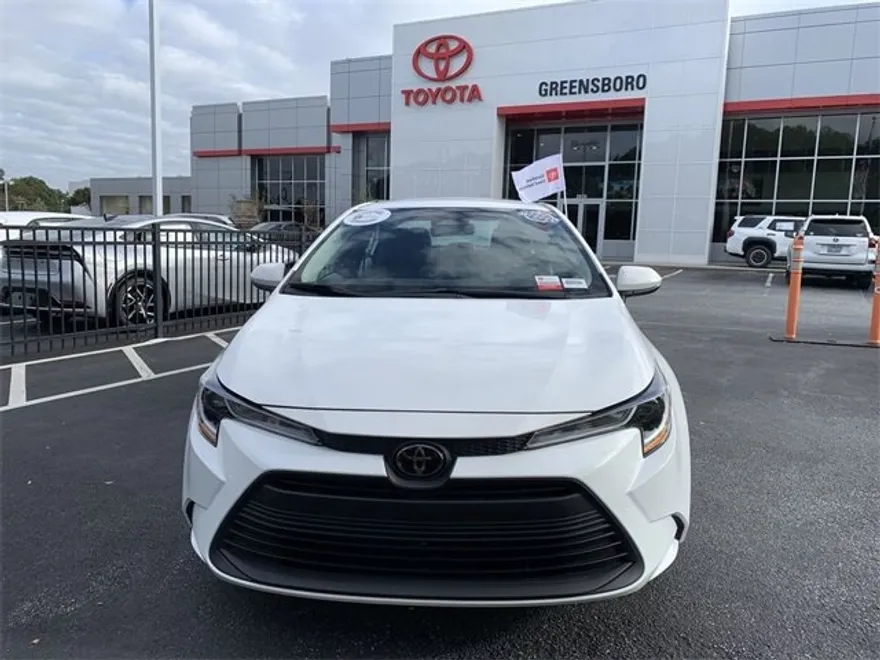 2023 Toyota Corolla LE photo 1