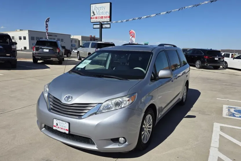 2014 Toyota Sienna XLE photo 1
