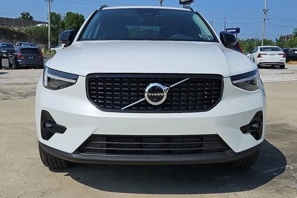 2026 Volvo XC40 Plus photo 1