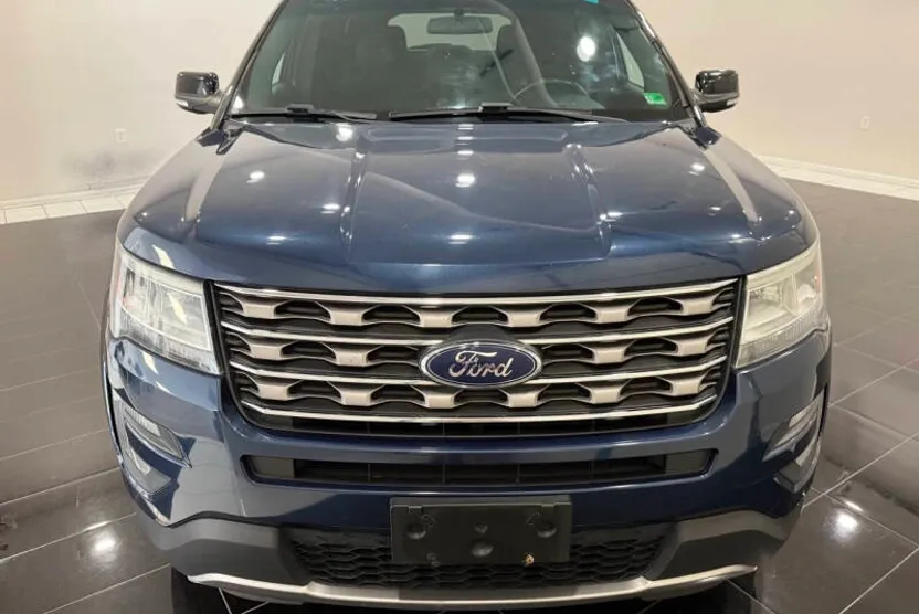 2017 Ford Explorer XLT photo 1