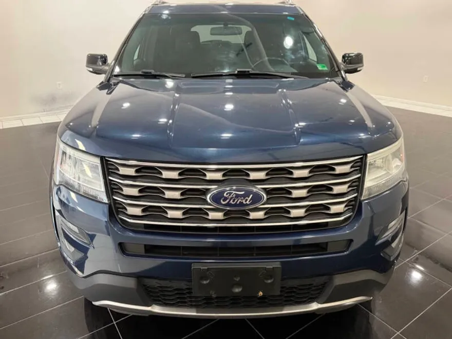 2017 Ford Explorer XLT photo 1