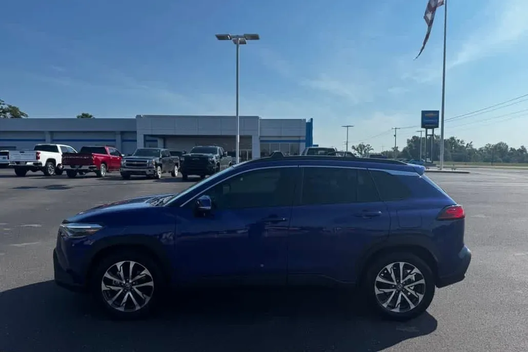 2024 Toyota Corolla Cross XLE photo 1