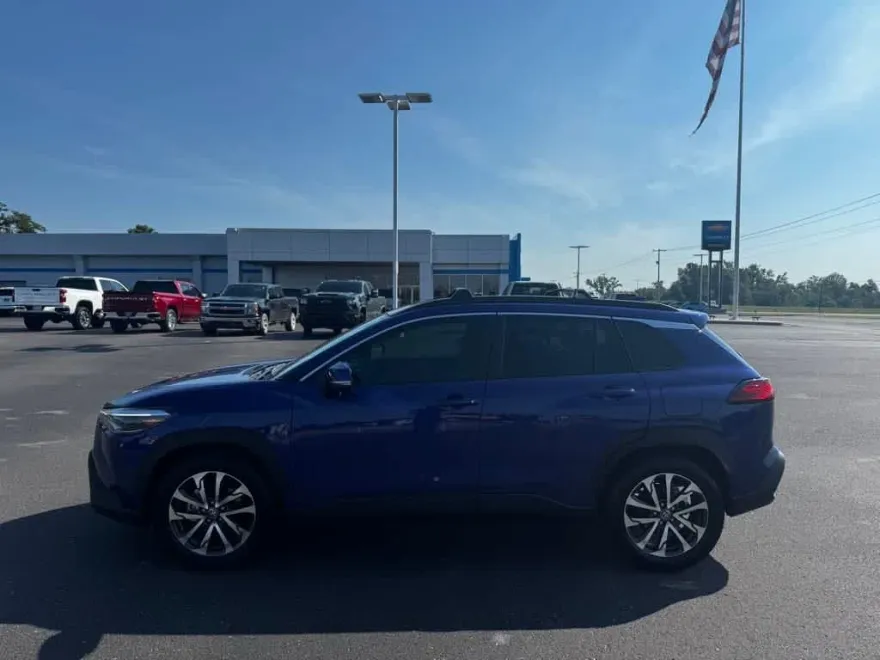 2024 Toyota Corolla Cross XLE photo 1
