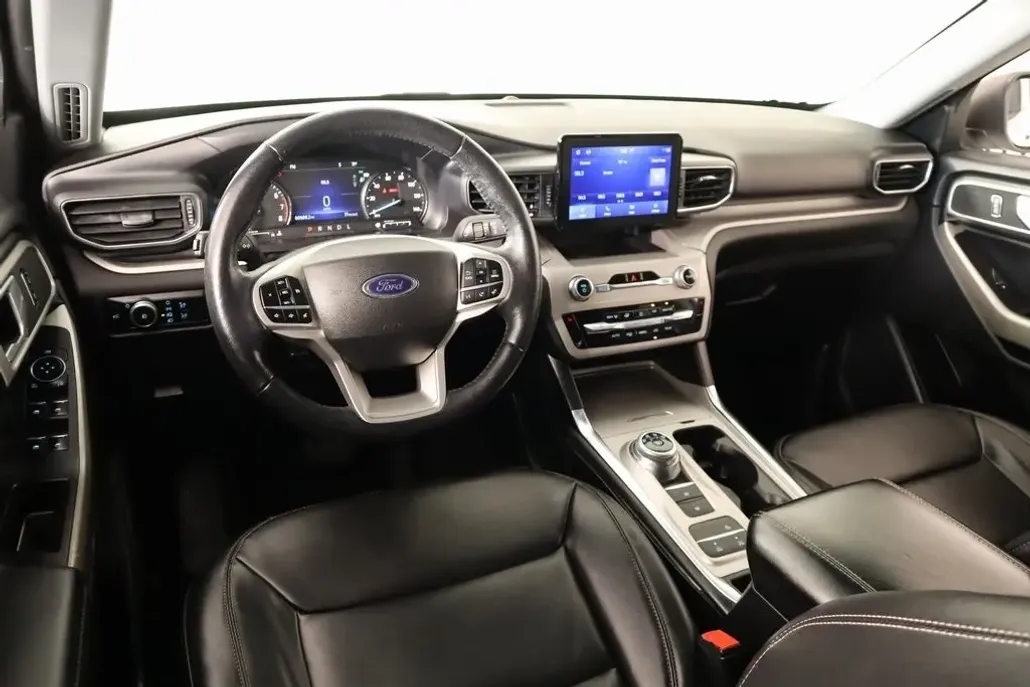 2023 Ford Explorer XLT photo 1