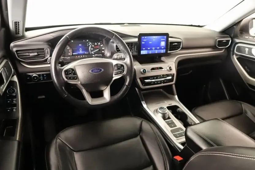 2023 Ford Explorer XLT photo 1