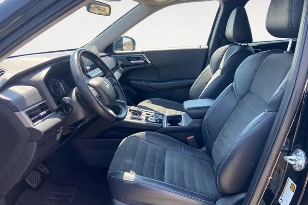 2023 Mitsubishi Outlander SE photo 1