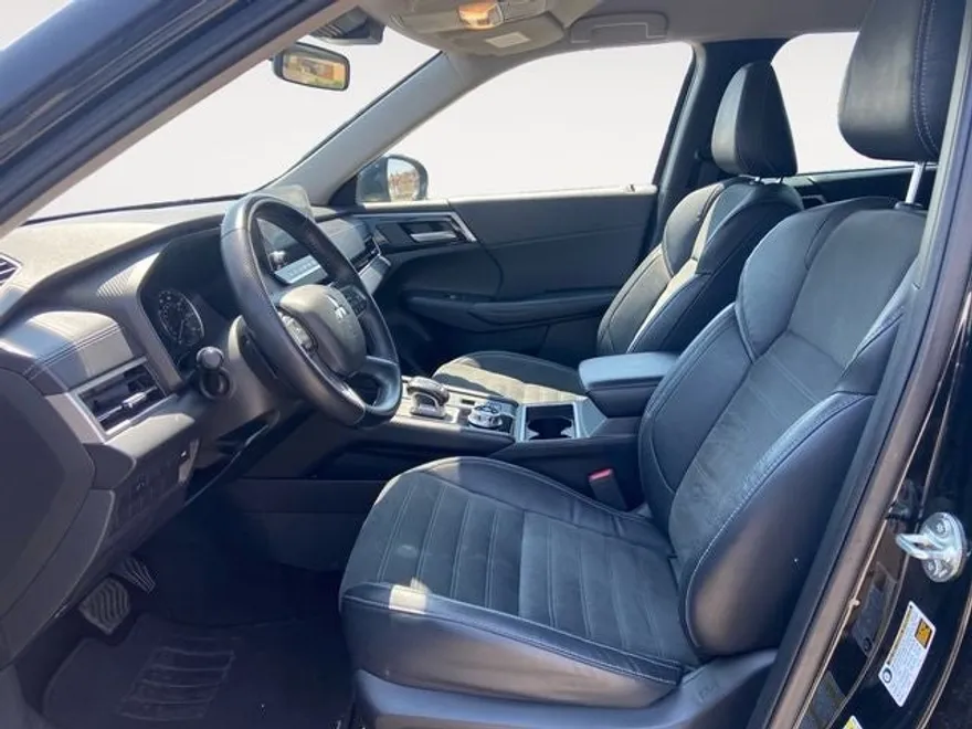 2023 Mitsubishi Outlander SE photo 1