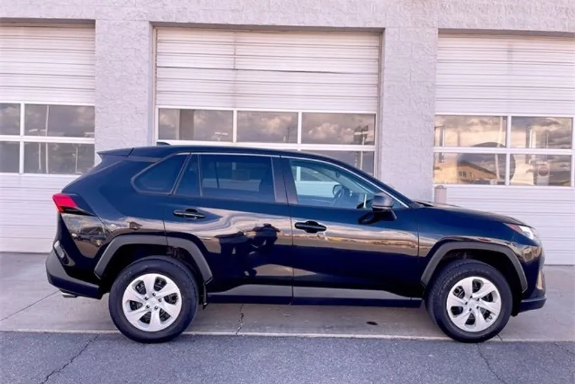 2024 Toyota RAV4 LE photo 1