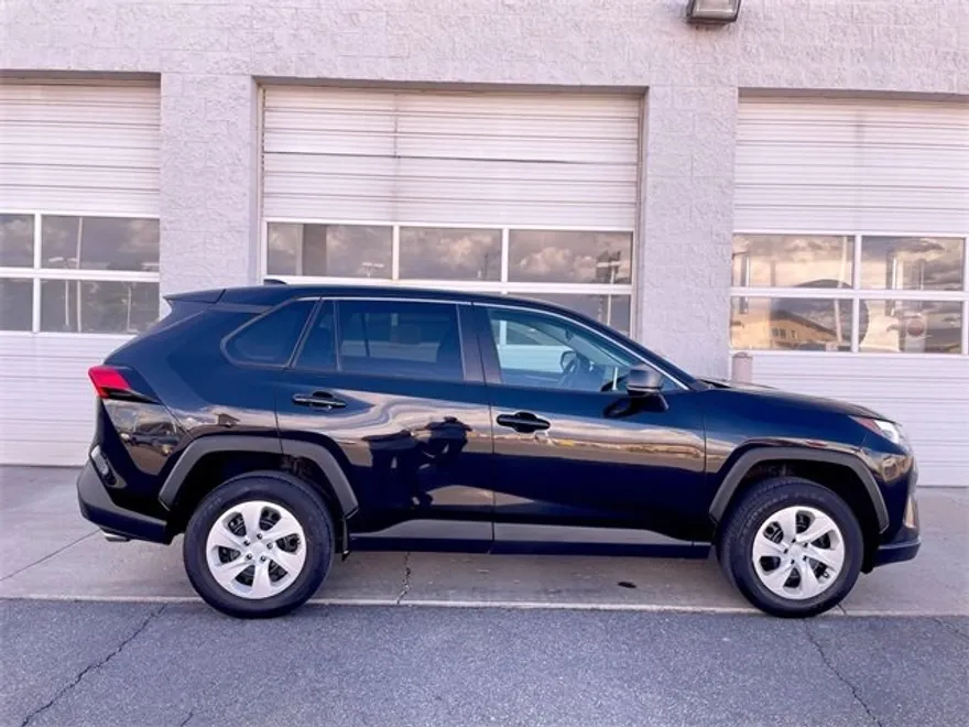2024 Toyota RAV4 LE photo 1