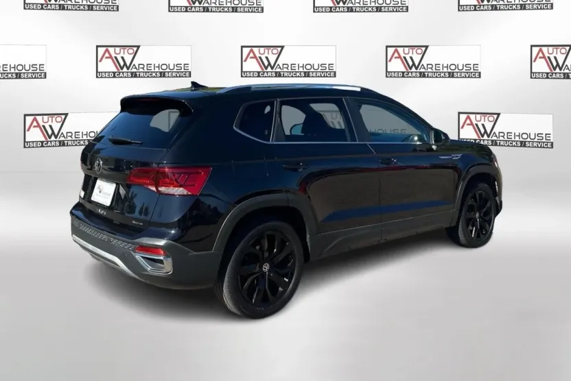 2022 Volkswagen Taos SE photo 1