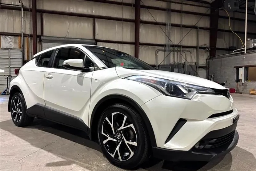 2018 Toyota C-HR XLE Premium photo 1