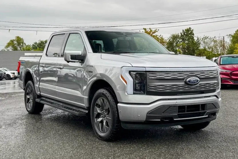 2022 Ford F-150 Lightning Lariat photo 1