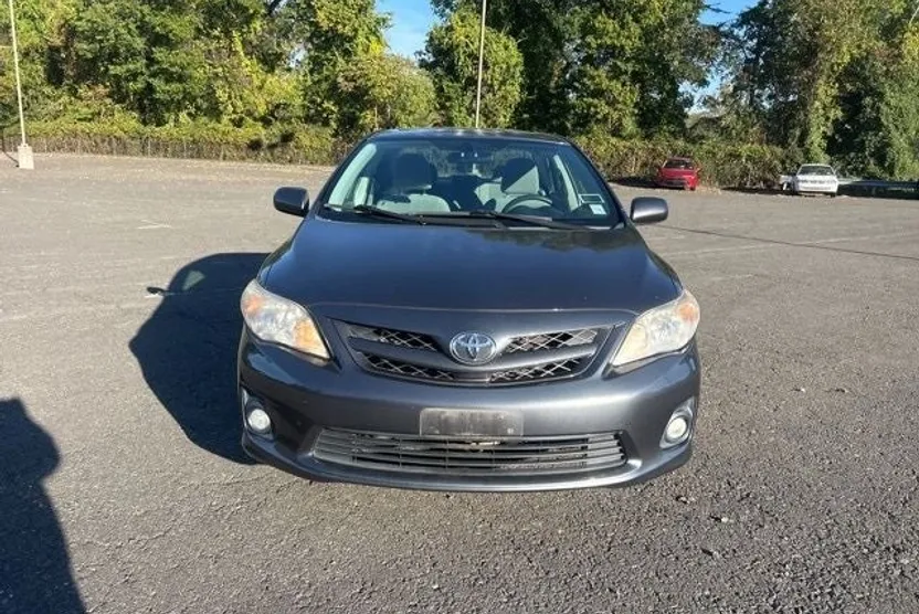 2012 Toyota Corolla LE photo 1