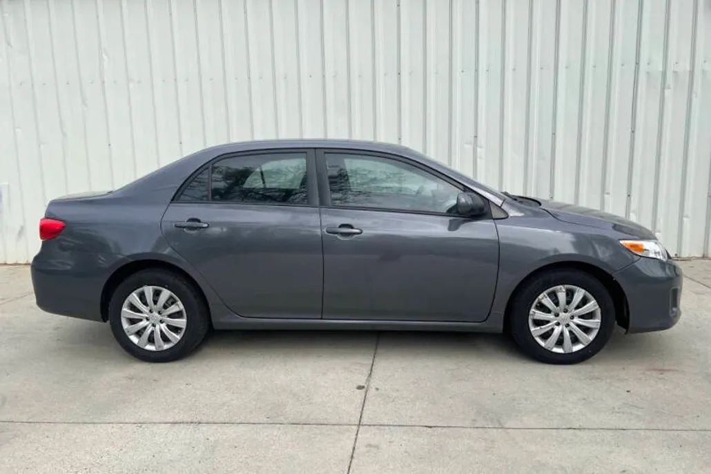 2012 Toyota Corolla LE photo 1
