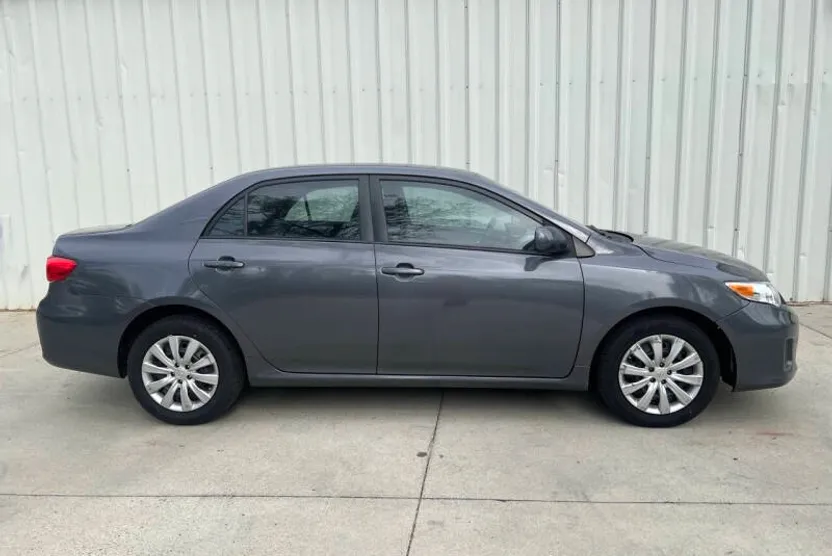 2012 Toyota Corolla LE photo 1