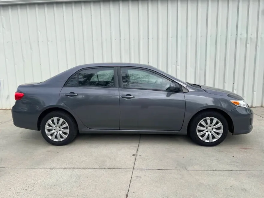 2012 Toyota Corolla LE photo 1