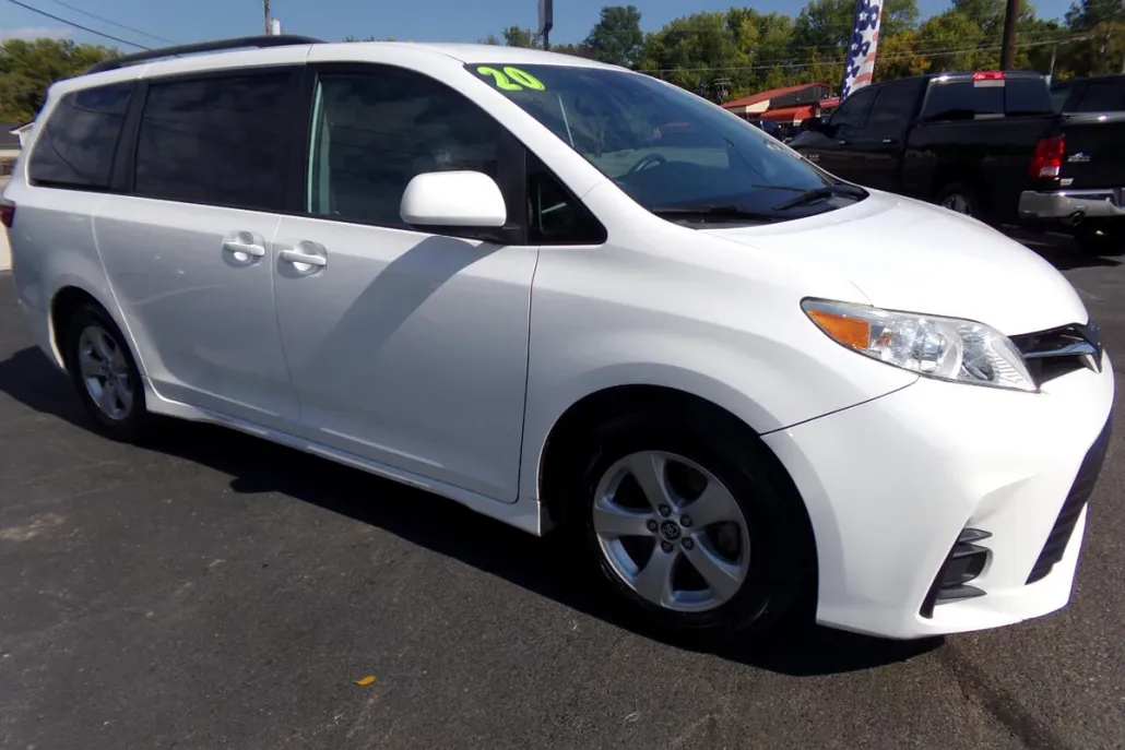 2020 Toyota Sienna LE photo 1